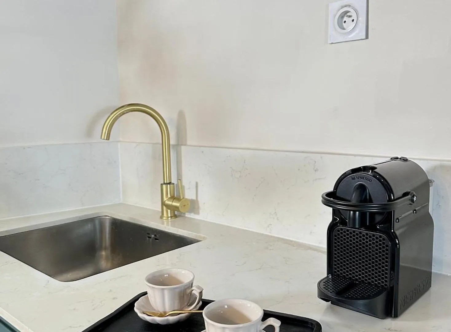 1581 Typical Luxurious Parisian Getaway Apartment 0*, Paris