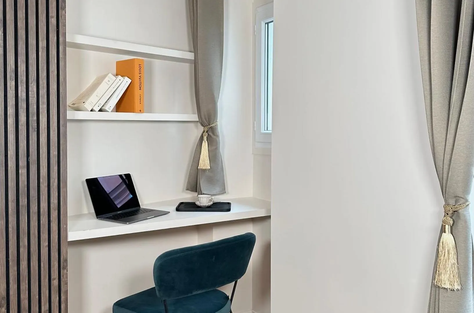 1581 Typical Luxurious Parisian Getaway Apartment 0*, Paris