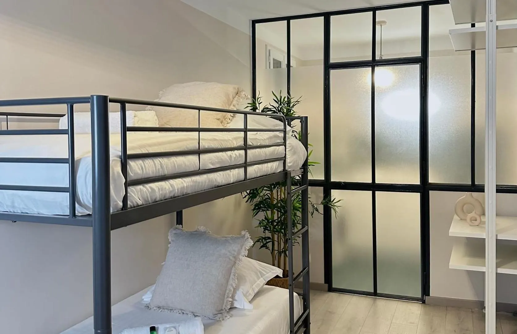 1581 Typical Luxurious Parisian Getaway Apartment