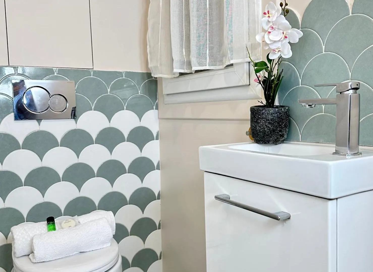 1581 Typical Luxurious Parisian Getaway Apartment