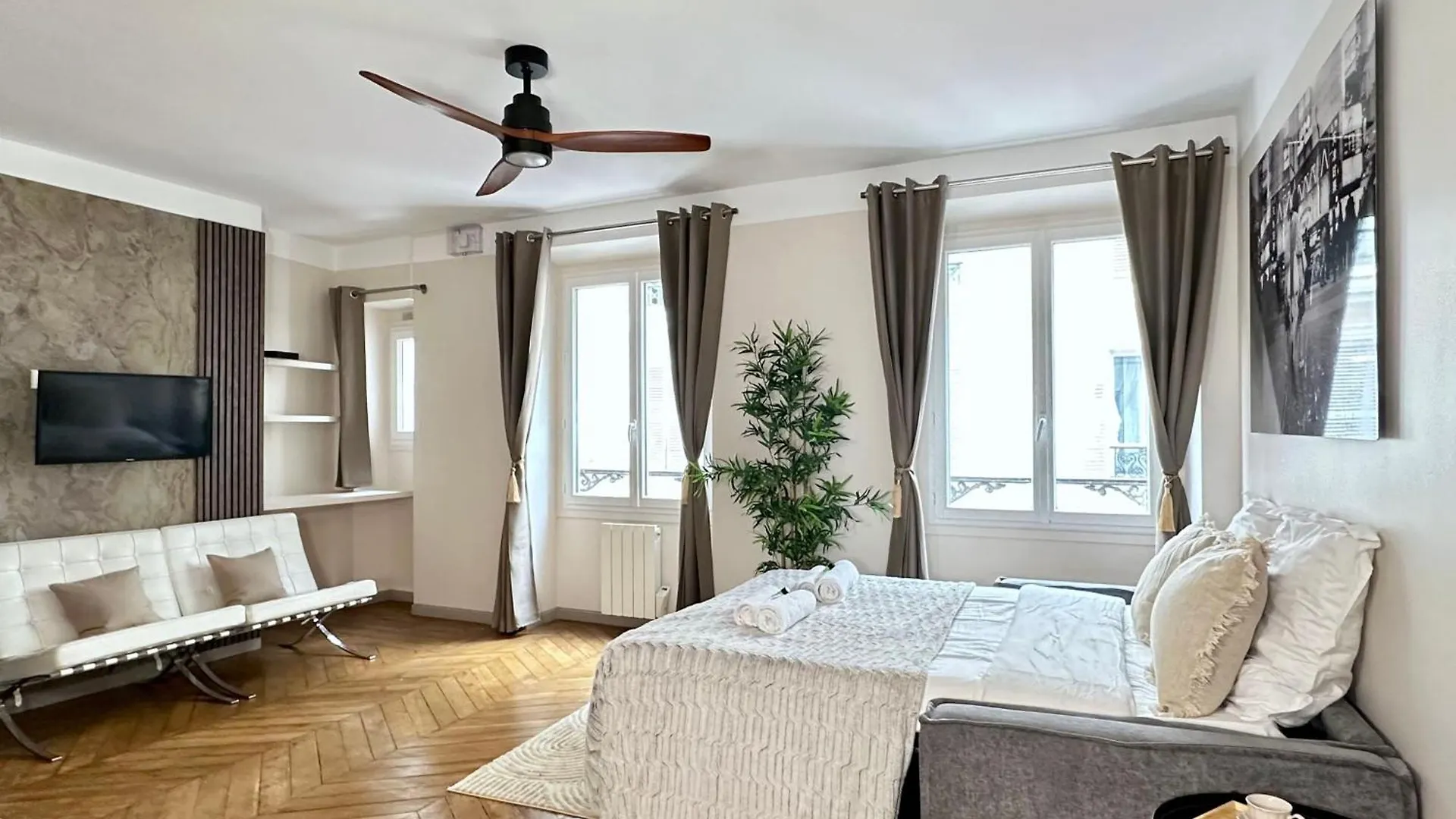 1581 Typical Luxurious Parisian Getaway Apartment